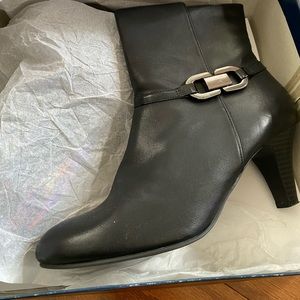 Karen Scott shoes in excellent condition.
